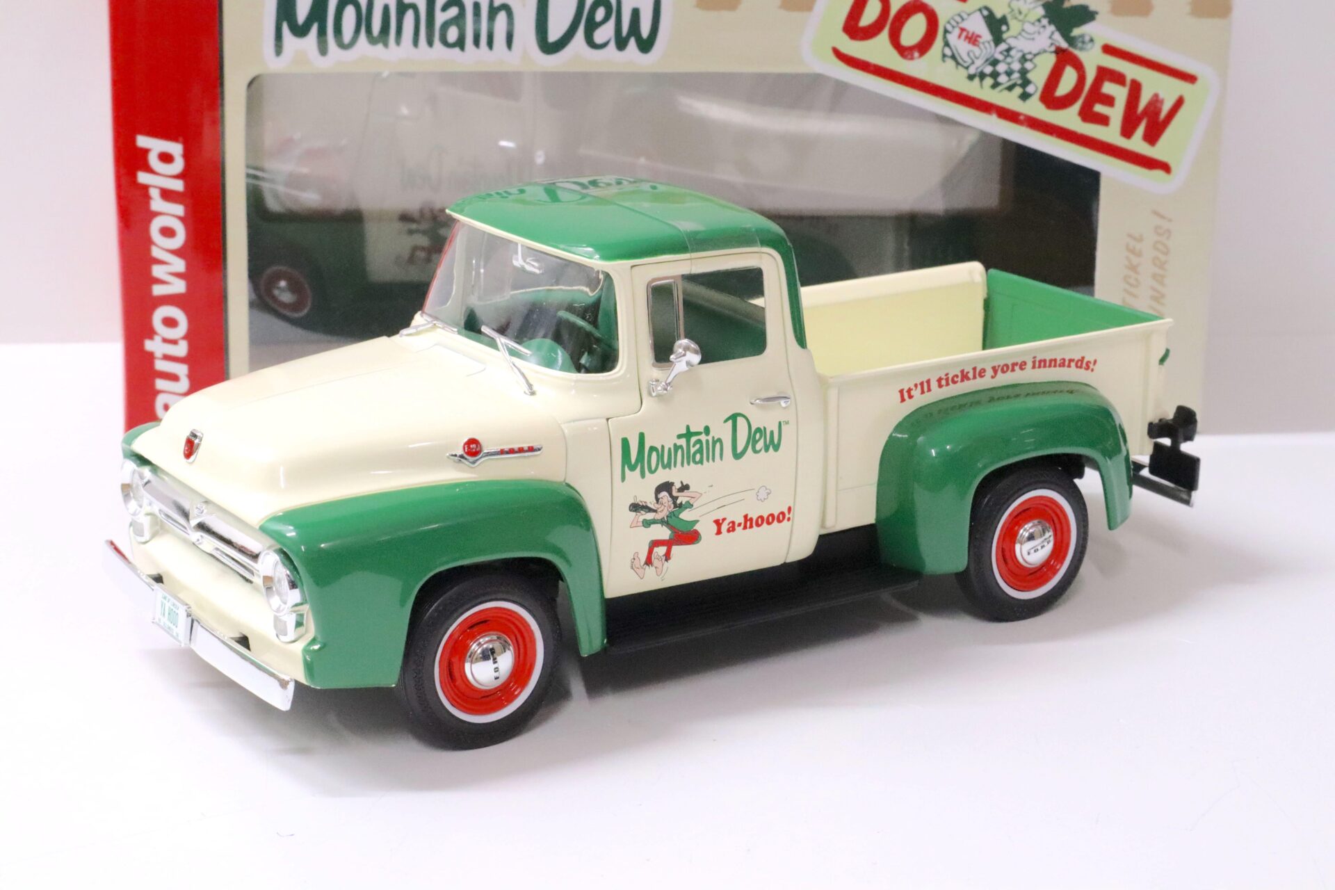 ID 63605.jpg 1:18 Auto World 1956 Ford F-100 Pickup Mountain Dew beige/ green