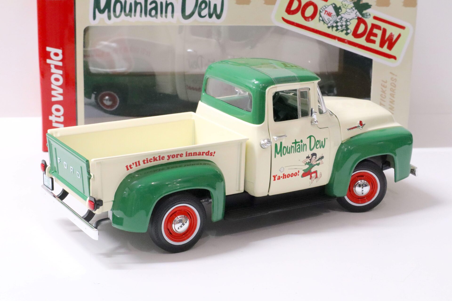 1:18 Auto World 1956 Ford F-100 Pickup Mountain Dew beige/ green