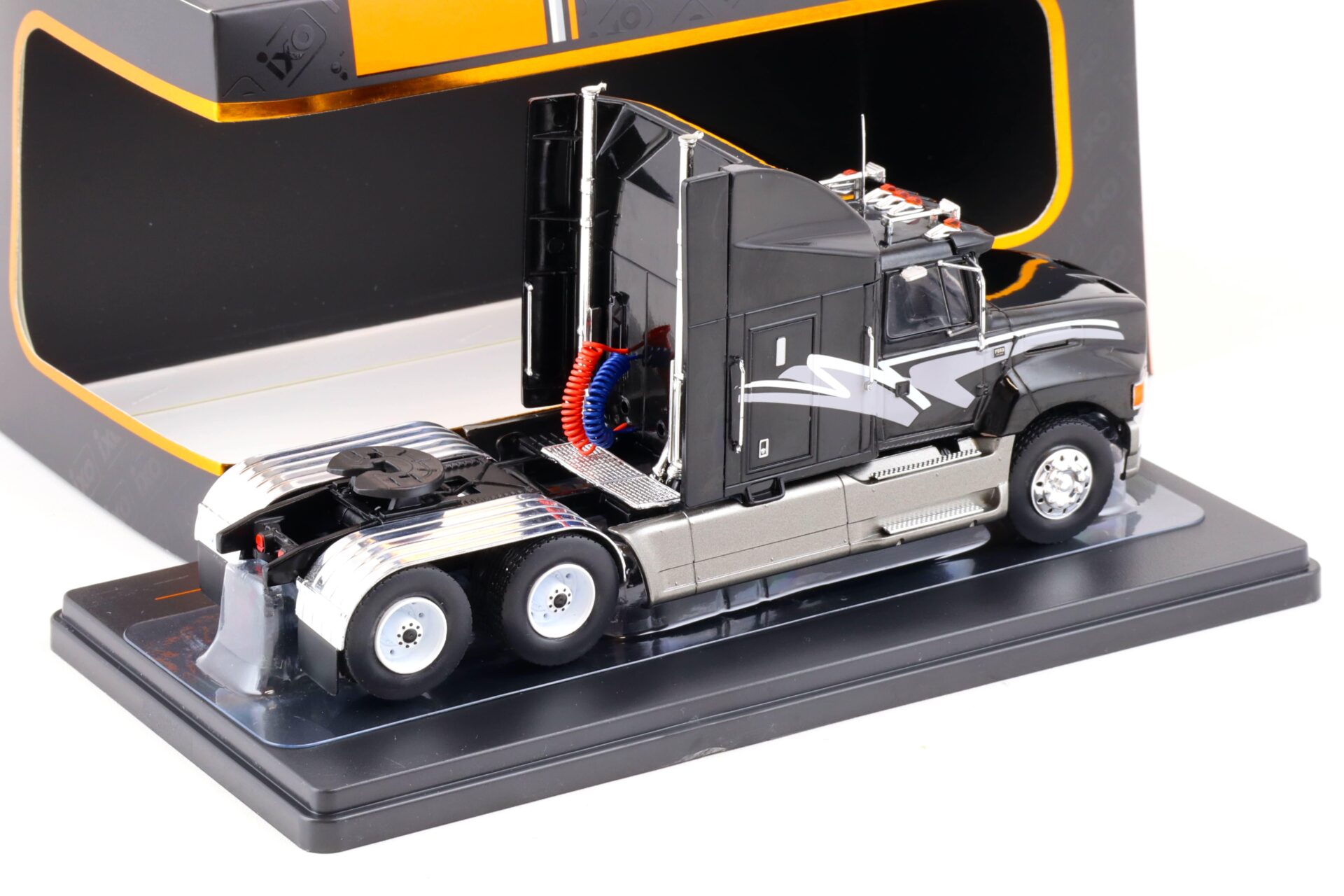 1:43 IXO 1990 Ford Aeromax SZM Truck black/ silver TR179.22