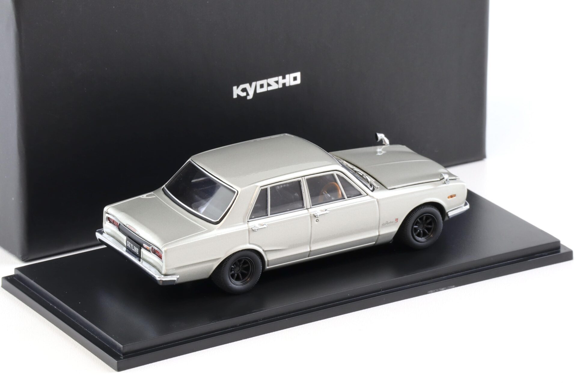 1:43 Kyosho Nissan Skyline 2000 GT-R 4 doors (1969) PGC10 wide wheel silver